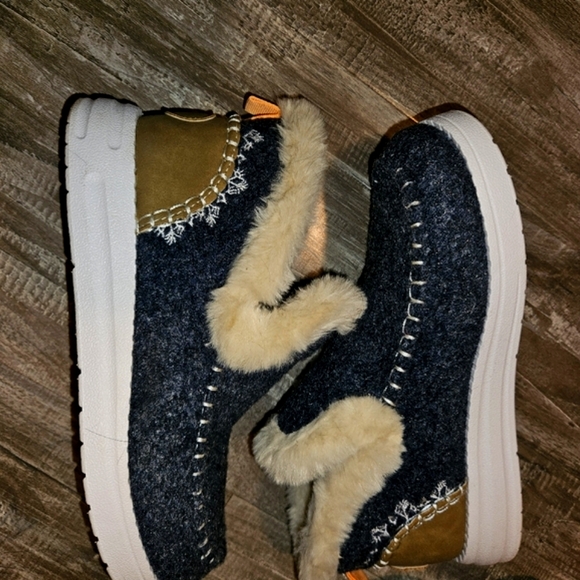 Cute pull on shoes - Picture 6 of 7